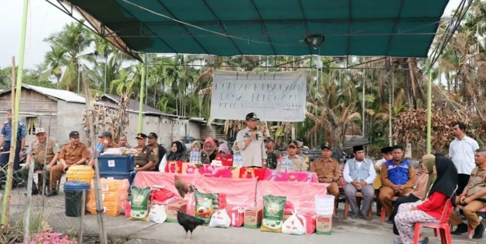 Bupati Inhil Serahkan Bantuan untuk Korban Kebakaran di Desa Pebenaan