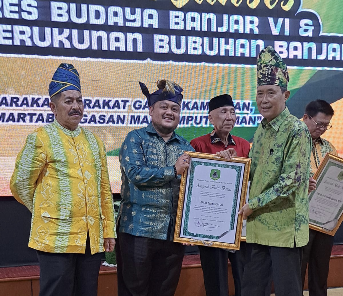 Di Acara Pembukaan Kongres, Ketum PW KBB Riau terima Anugerah Bakti Banua