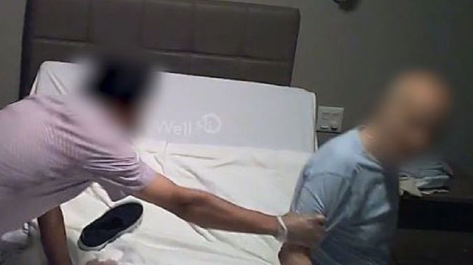 Jahat, Perawat ini Pukuli Lansia yang Dirawatnya Pakai Sepatu