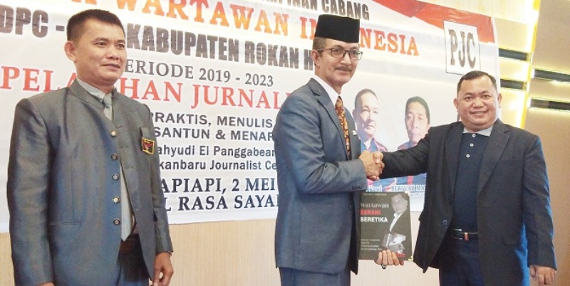 Kabag Humas Rokan Hilir Terima Buku Berjudul Wartawan Berani Beretika