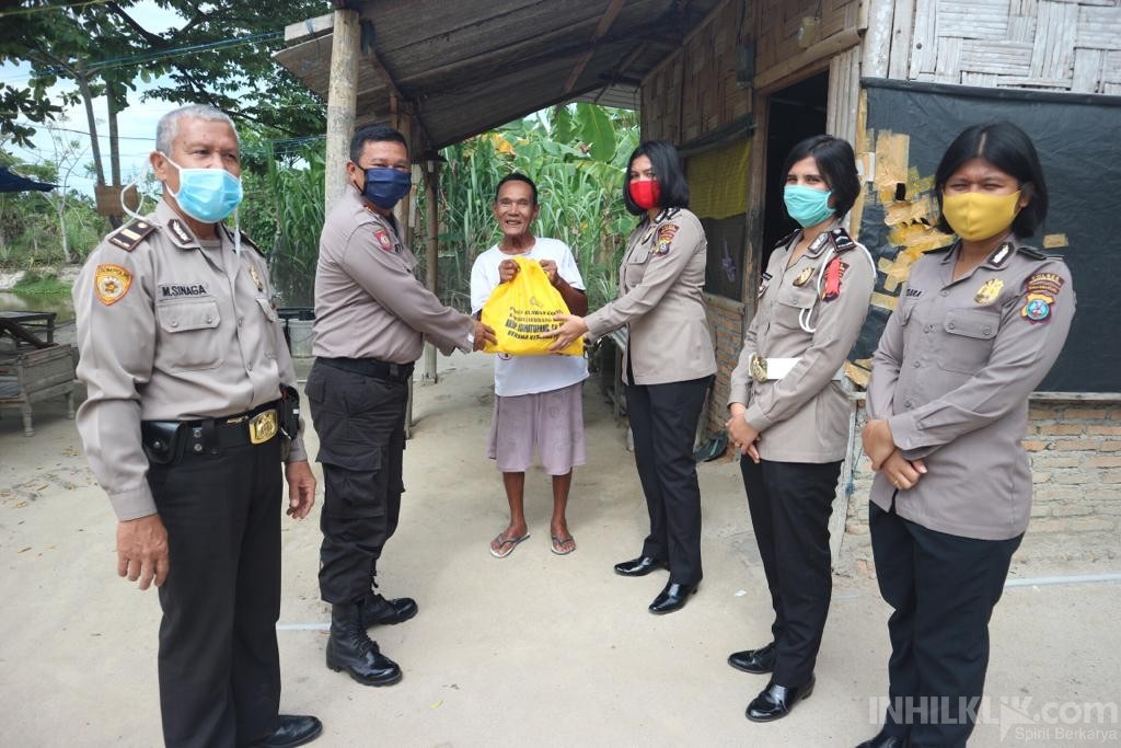 Baksos Di Perbaungan, Kasat Binmas Bersama Polwan Polres Sergai Bagikan 30 Paket Sembako