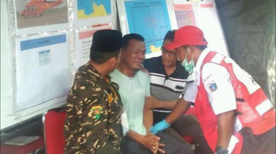 Lihat Kondisi Sepatu Anak Hancur, Ayah Korban Lion Air JT 610 Menangis Histeris: Itu Sepatu Anak Saya