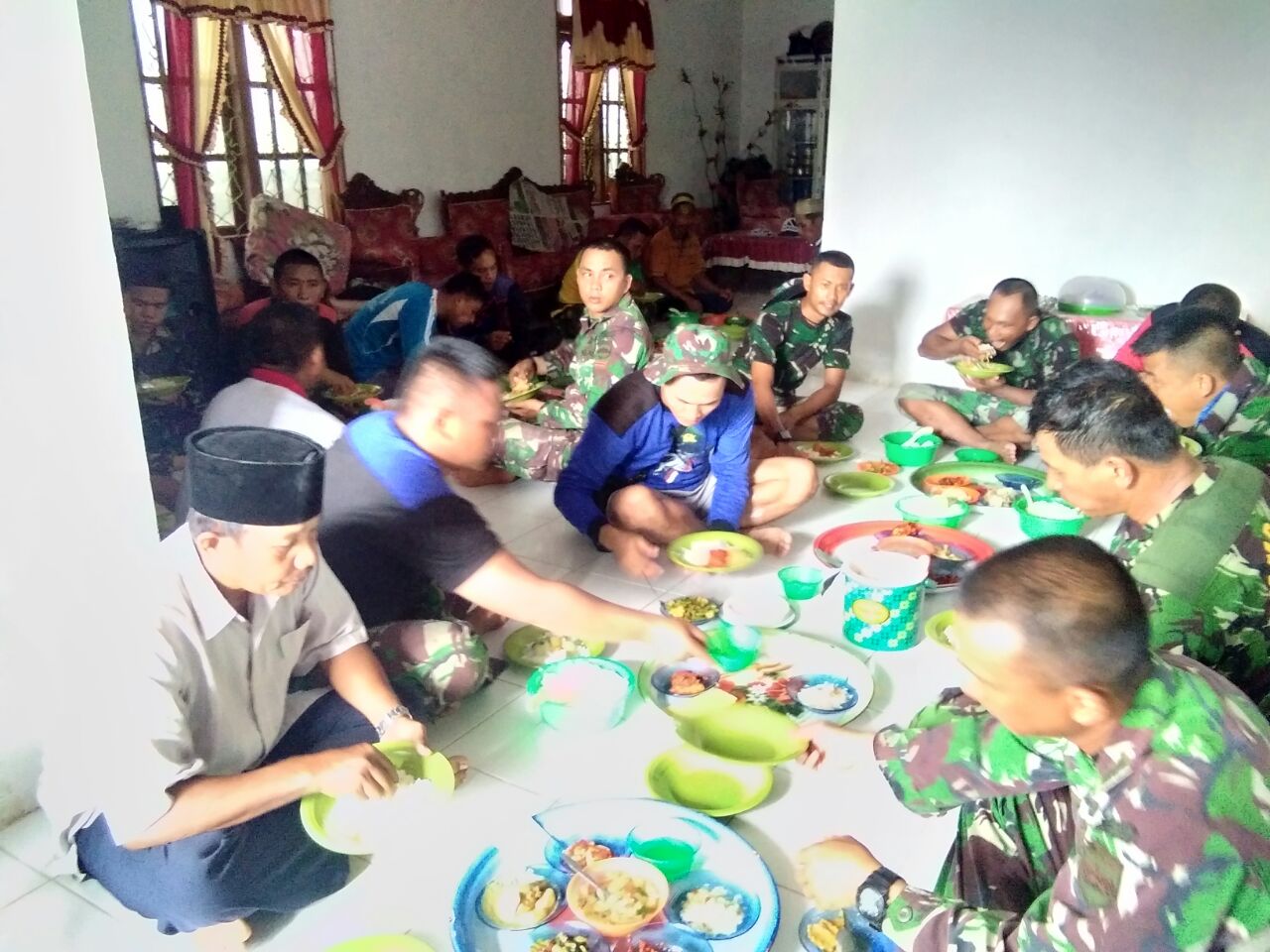 Sudah Seperti Keluarga, Warga Ajak Satgas TMMD Kodim 0314/Inhil Makan Bersama