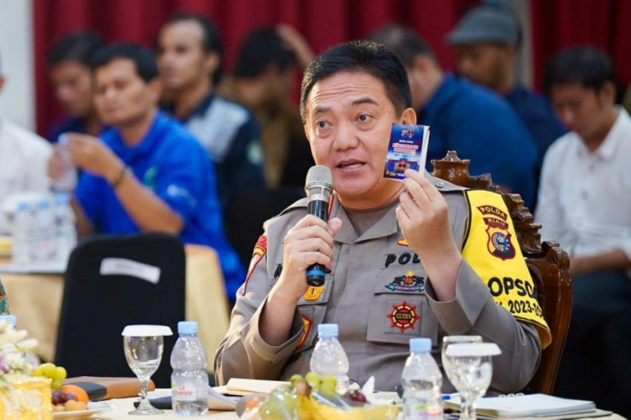 Buku Saku Netralitas, Larang Polisi dan Istri Berpose Politik