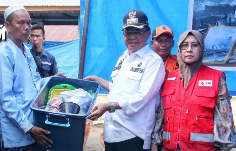 Bupati Wardan dan Ketua PMI Serahkan Bantuan Korban Kebakaran di Sialang Panjang
