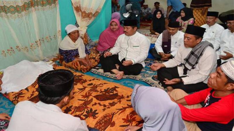 Duka Menyelimuti Keluarga Besar Bupati Amril Mukminin