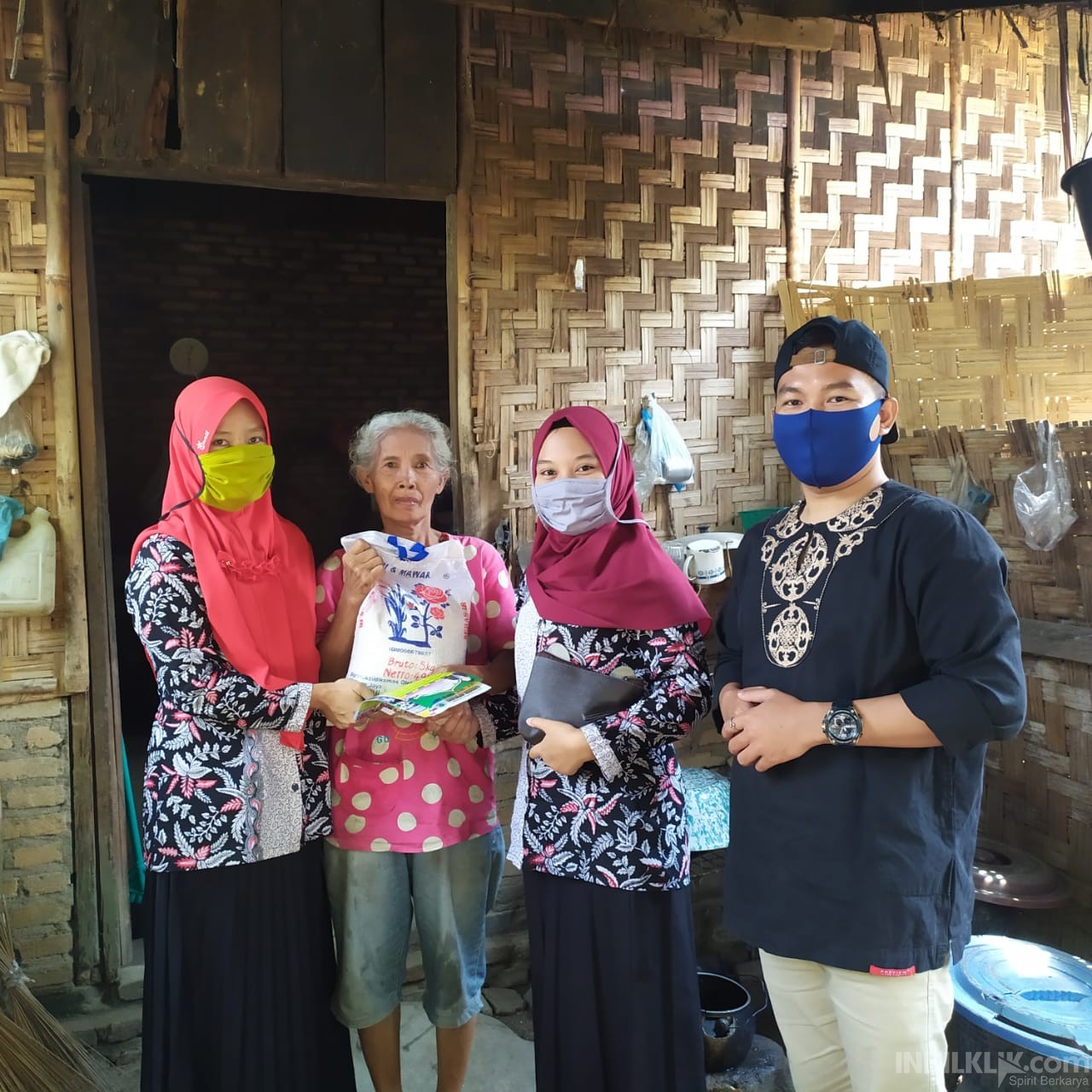 Riski Ramadhan bersama Yayasan Ummi A'yuni Bagikan Sembako kepada Masyarakat