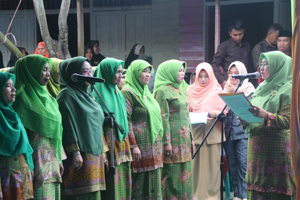 Zulaikhah Wardan Lantik Pengurus Muslimat NU Gaung