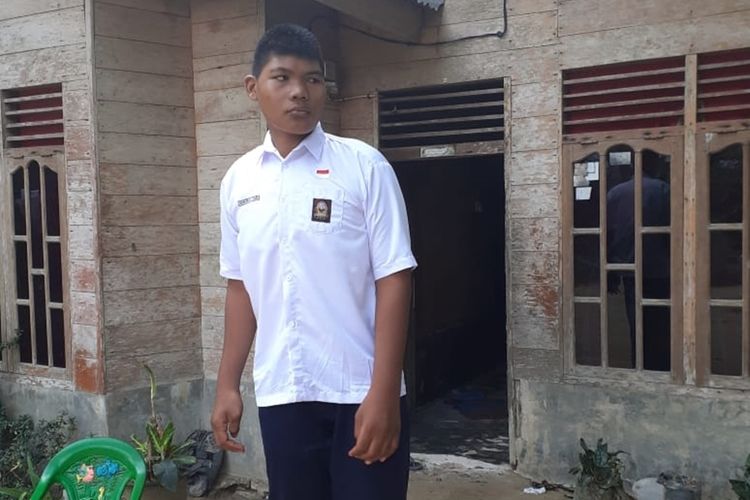 Kusen Pintu Dibongkar! Emen, Remaja 16 Asal Rohil dengan Tinggi 2,6 Meter