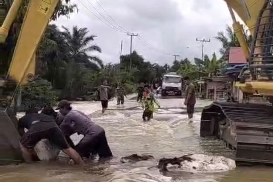Alat Berat Dinas PUPR Provinsi Riau Terjang Banjir di Inhu