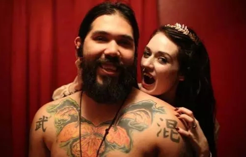 Pasangan Ini Dipertemukan Semesta karena Suka Vampire, Gigitan Jadi Cinta Pertama