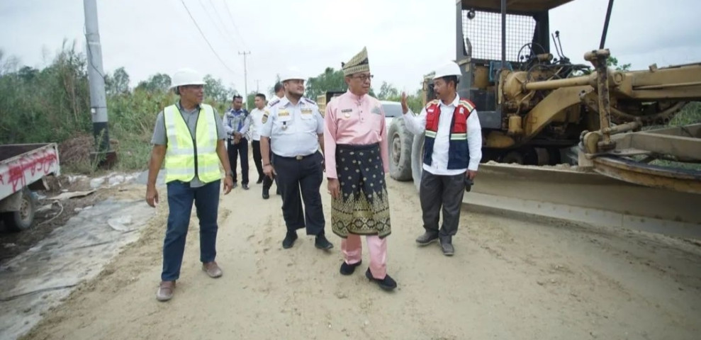 Bupati Tinjau Lokasi Penanganan Long Segmen Ruas Jalan Tembilahan-Terusan Mas