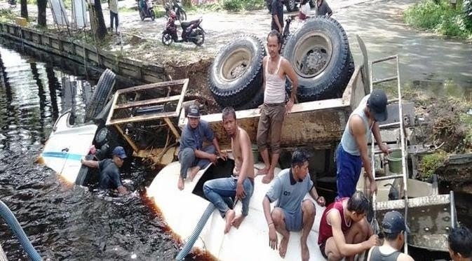 NAAS BENER! Dibajak Orang Gila, Truk Molen Masuk Parit