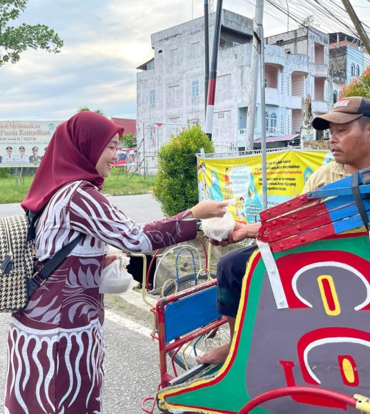 Persatuan Ibu Karyawan dan Karyawati PLN ULP Tembilahan Berbagi Takjil