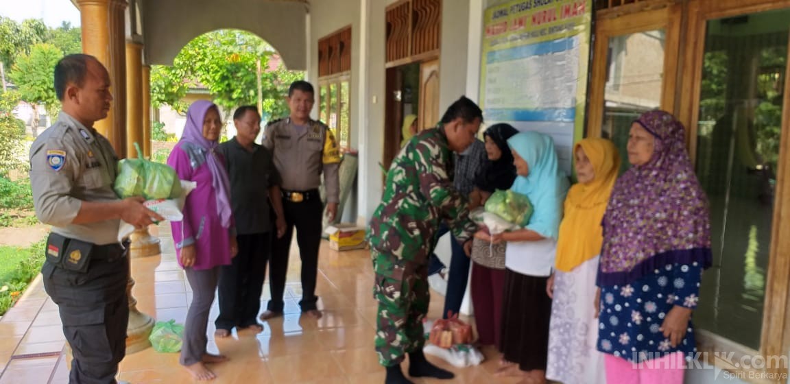Polsek Kotarih Berikan Sembako kepada Kaum Dhuafa