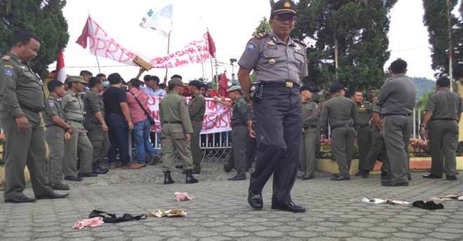 Kutang dan Kolor Berserakan di Gedung DPRD Kerinci