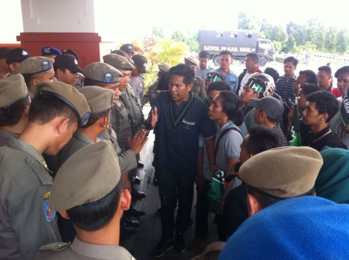 Massa HMI Datangi DPRD Inhil Terkait HAM