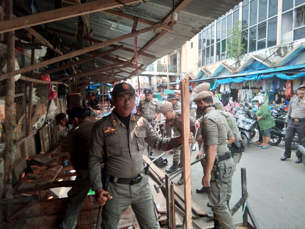 Sapol PP Inhil Bongkar Lapak PKL di Yos Sudarso