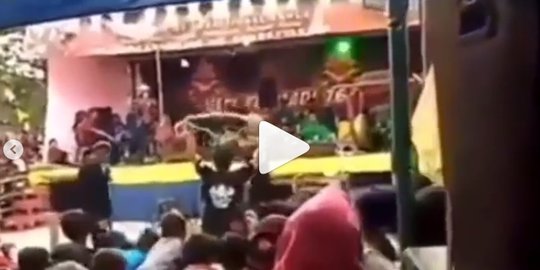 WAW!!! Pecut Sakti, Sekali Sabet Panggung Langsung Roboh