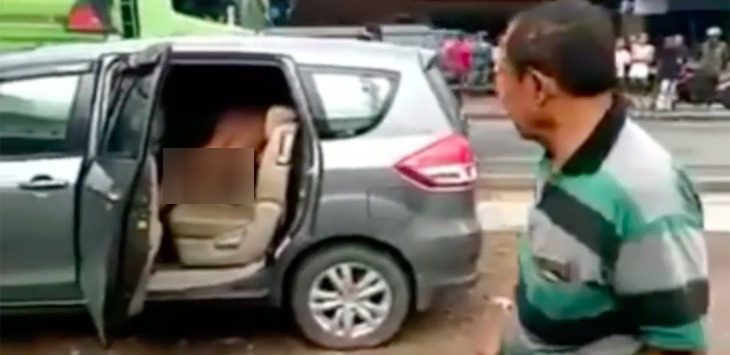 Sepasang LGBT Tercyduk Gituan di Mobil, Disuruh Turun Malah Genjot-genjotan