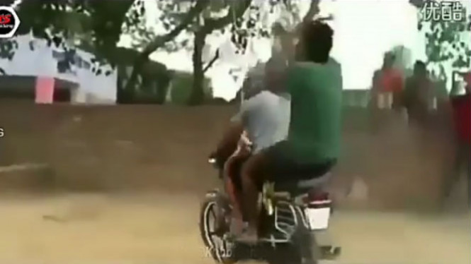 Ekstrem, Pria Ini Gunakan Sepeda Motor untuk Bermain Ayunan, Berani Coba?