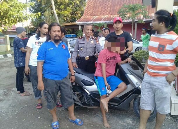Curi Motor Polisi, Borgol Melingkar di Tangan dan Kaki Remaja Ini