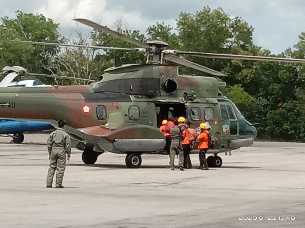 Super Puma TNI AU Bantu Pencarian Korban Kapal Karam di Perairan Rupat Riau