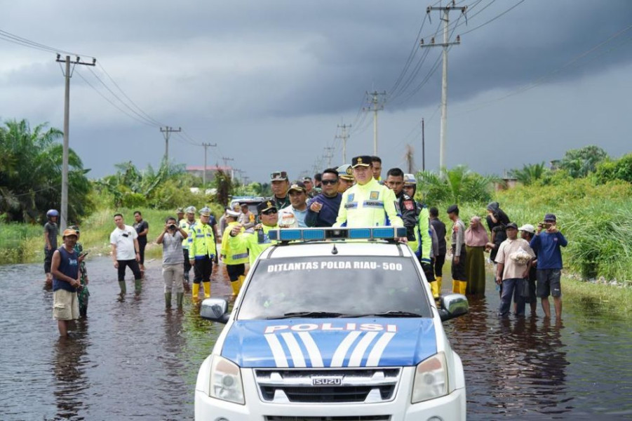 Kapolda Riau Terjang Banjir di Pelalawan dan Salurkan Bantuan
