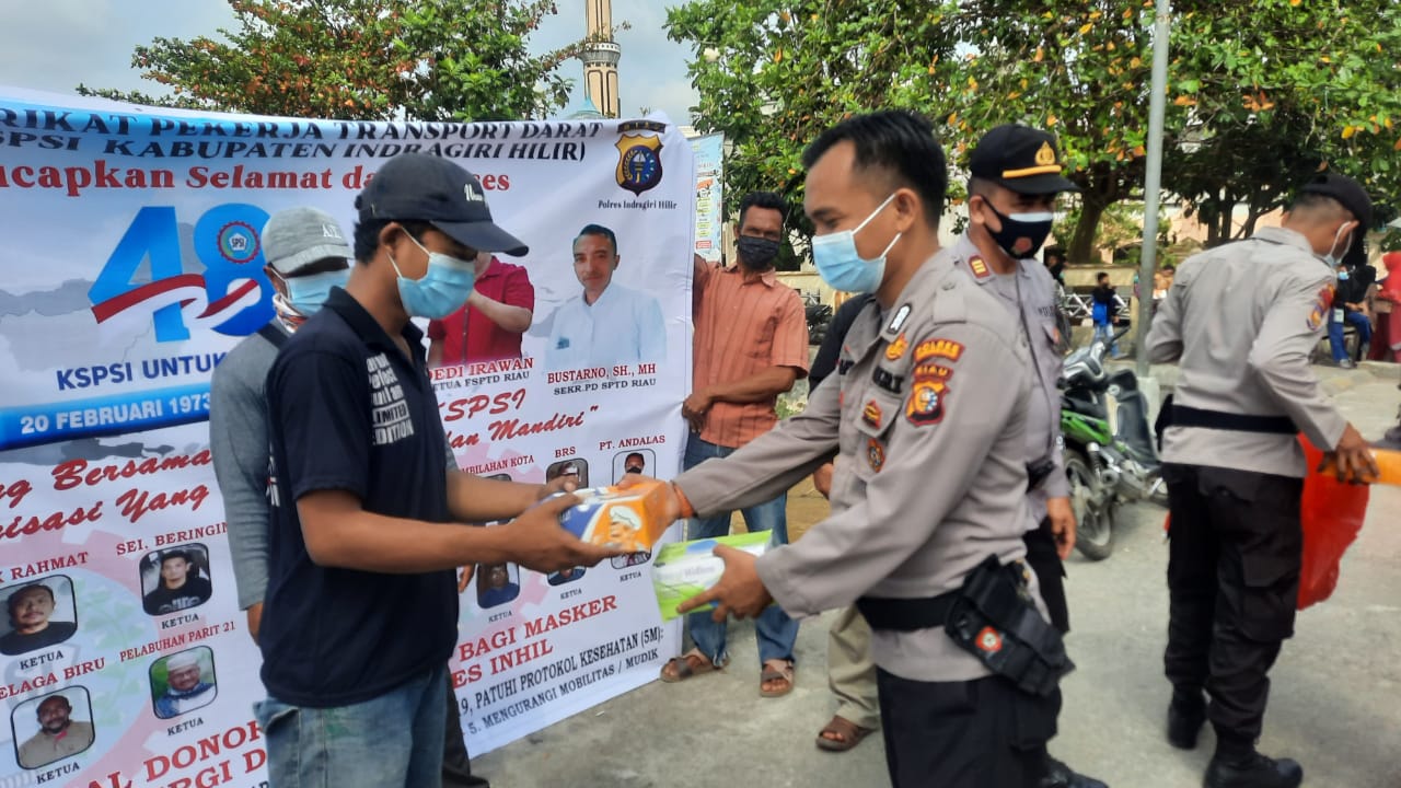 Jum'at Barokah, FSPTD dan Polres Inhil Bagikan Masker dan Nasi Bungkus