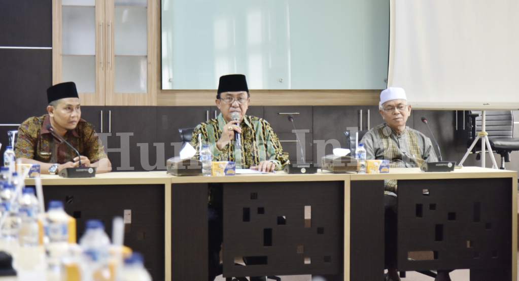 HM Wardan Serahkan Bonus Kepada Qori-Qoriah