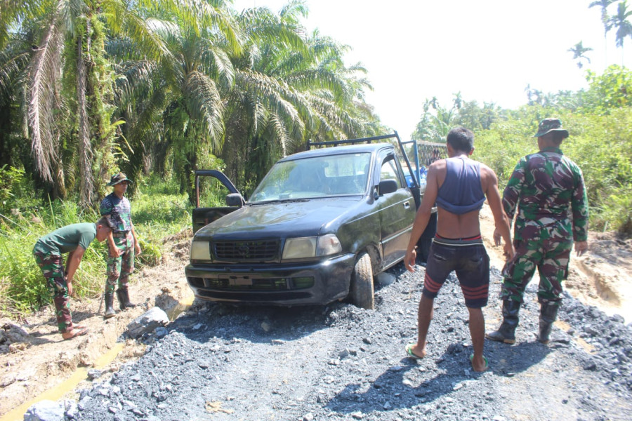 Satgas TMMD 116 Kodim 0314/Inhil Bantu Masyarakat Dorong Mobil yang Terperosok
