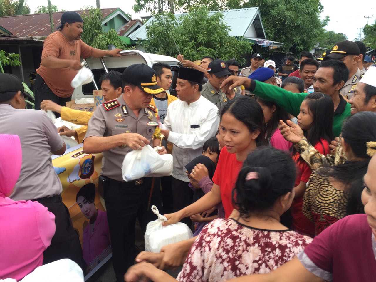 Polres dan Pemkab Inhil Bagi-Bagi Ta'jil di Pulau Palas