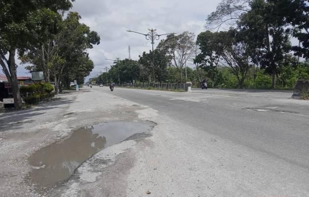 Ratusan Lubang di Jalan Pekanbaru-Bangkinang Ancam Keselamatan Pengendara