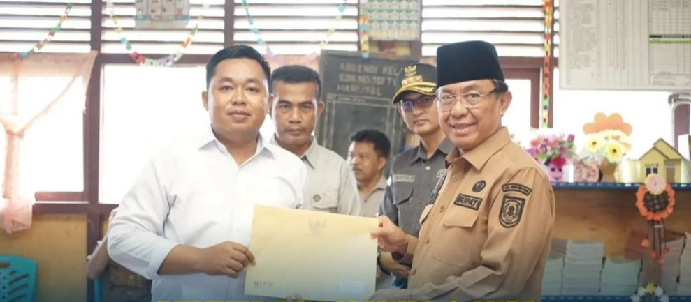 Bupati Serahkan NIKD dan NIPD Kepada Kepala Desa dan Perangkat Desa Se-Kecamatan Keritang