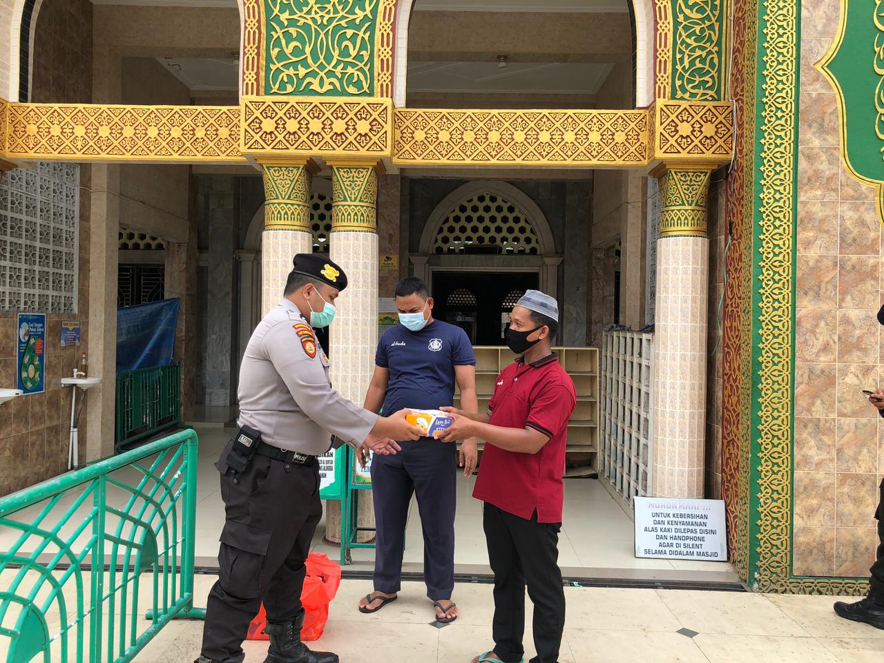 Bagikan Nasi Kotak kepada Marbot Masjid, Tim Polres Inhil Ingatkan Protkes