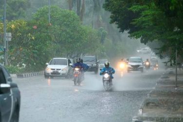 Riau Diguyur Hujan Sepanjang Hari, BMKG Peringatkan Potensi Petir dan Angin Kencang