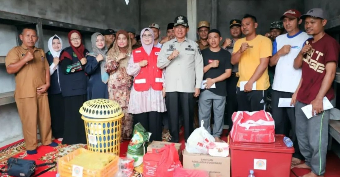 Bupati Inhil Serahkan Bantuan untuk Korban Kebakaran di Sungai Salak