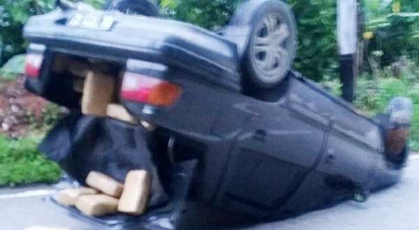 Kaget Lihat Polisi! Pengemudi Sedan Balik Arah dan Terjungkal, Ternyata...