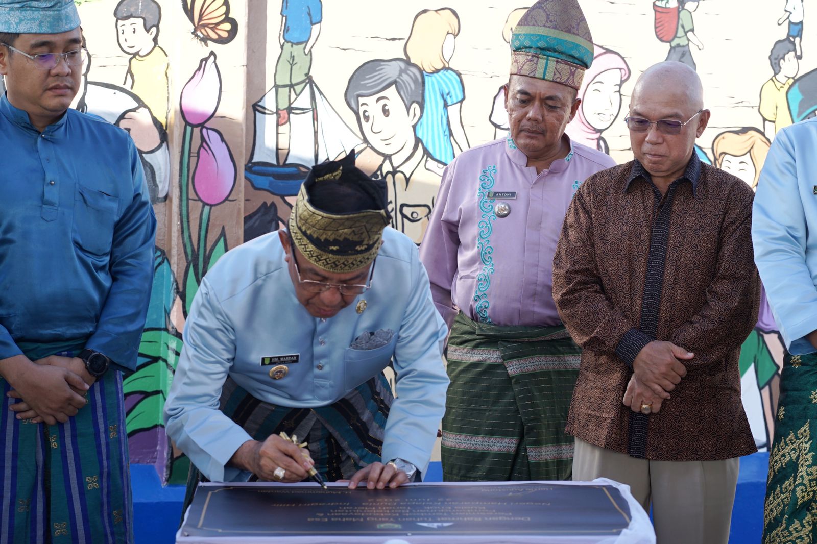 Bupati Inhil Resmikan Mural Tembok Budaya PT Pulau Sambu Kuala Enok