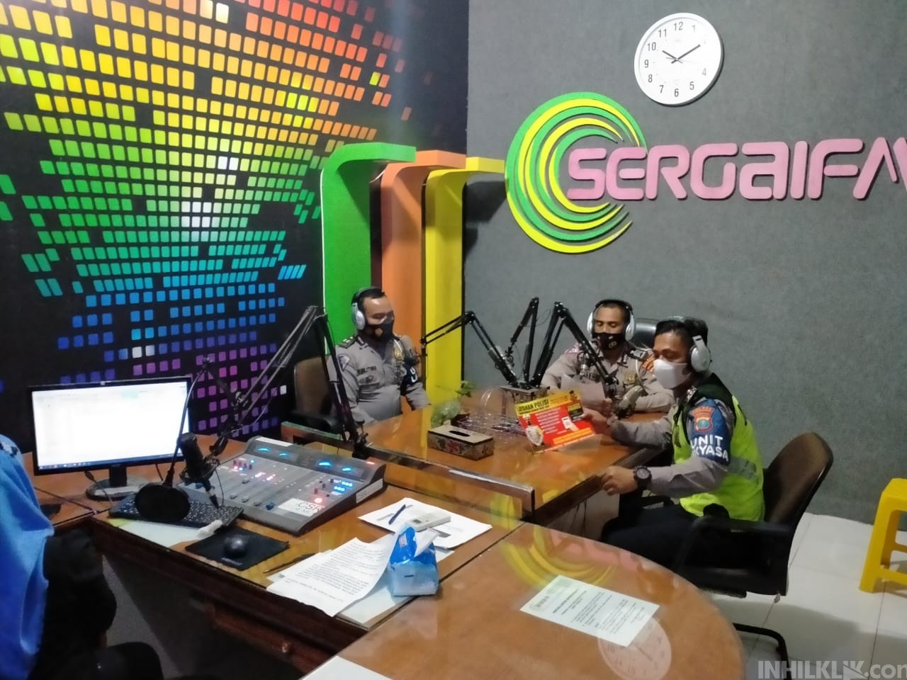 Talkshow di Radio, Satlantas Polres Sergai Sosialisasi Kamseltibcar Lantas dan Pencegahan Covid-19