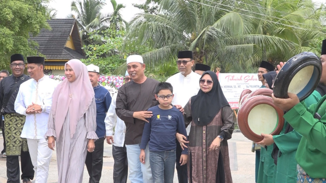 Tiba di Inhil, Bupati dan Wabup Disambut Taburan Beras Kuning