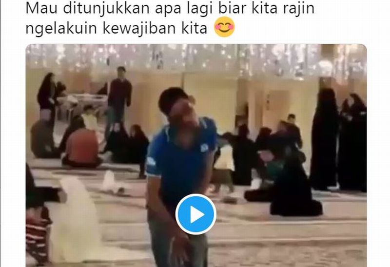 Netizen Bercucuran Air Mata Lihat Pemuda Disabilitas ini Salat