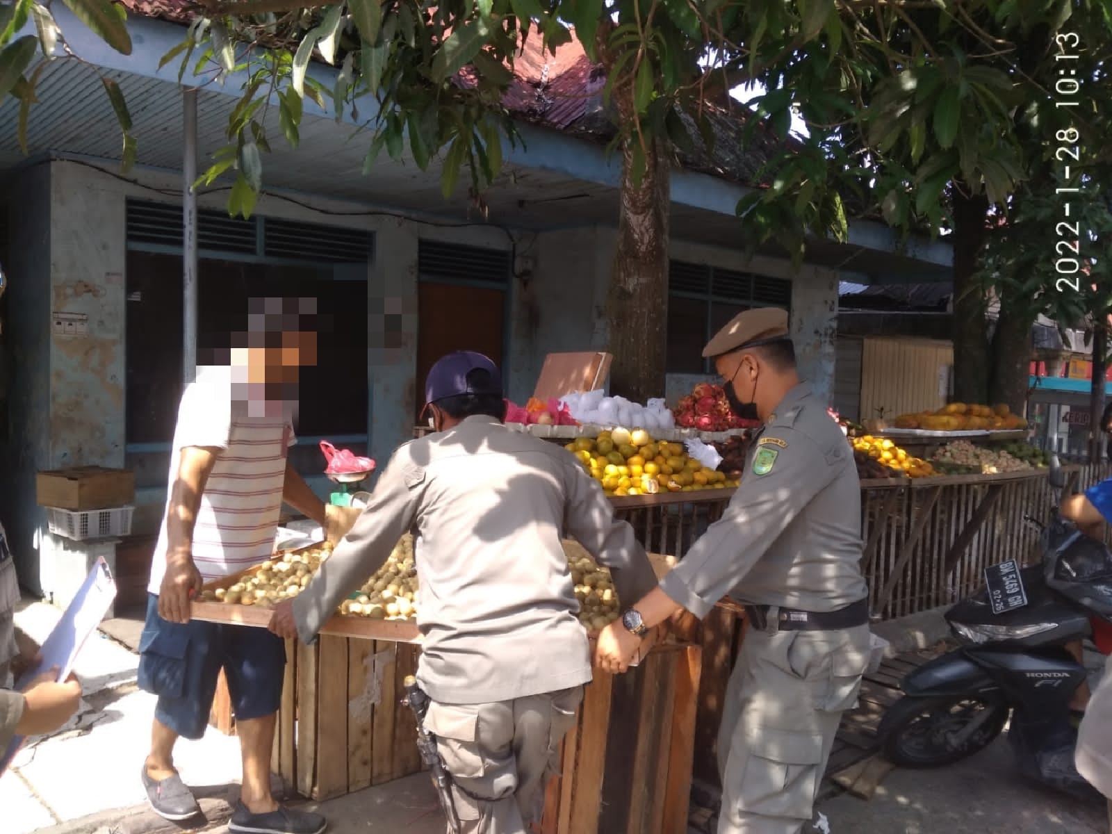 Satpol PP Inhil Lakukan Pembinaan Terhadap PKL dan Pelaku Usaha di Pasar Dayang Suri