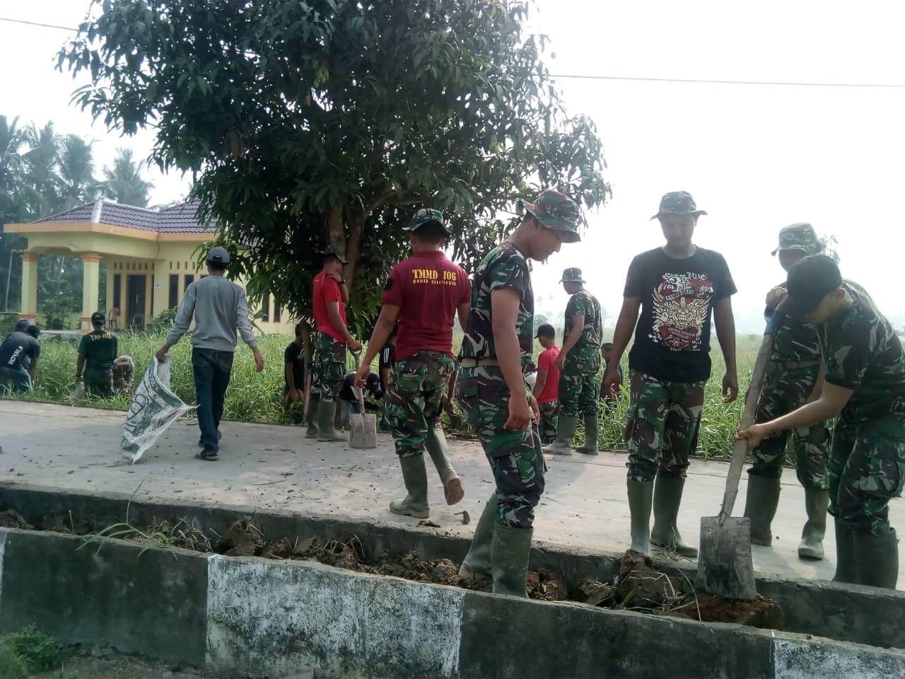 Bersama Warga, Satgas TMMD kodim 0314 Inhil Timbun Median Jalan