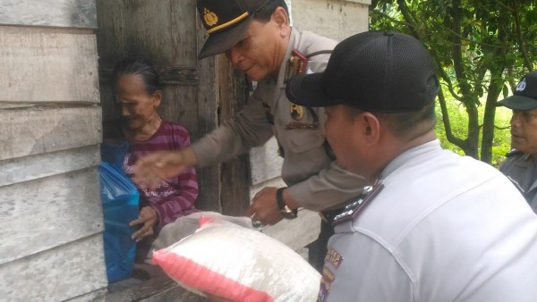 Perempuan Tua Sebatang Kara Itu, Dapat Kiriman Sembako Dari Kapolres Solok Kota