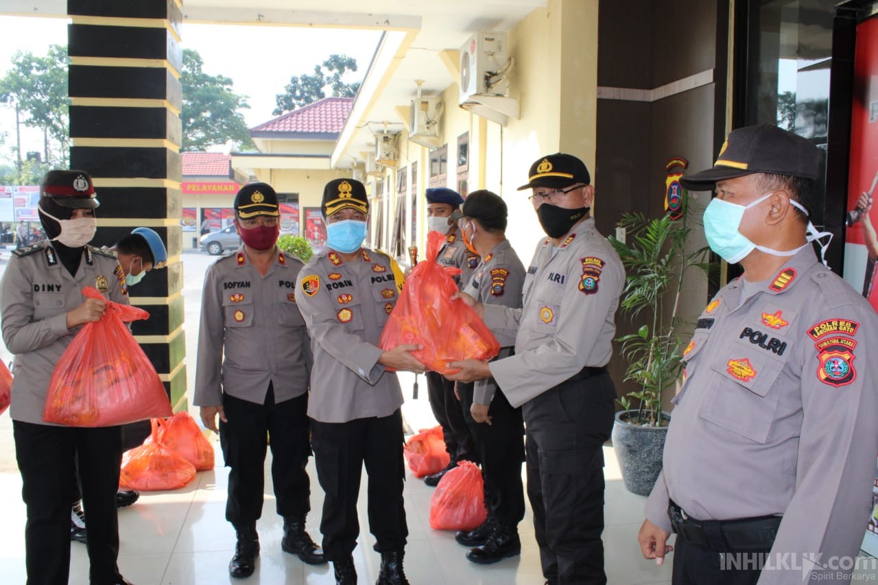 Kapolres Sergai Serahkan Sembako kepada seluruh Kapolsek