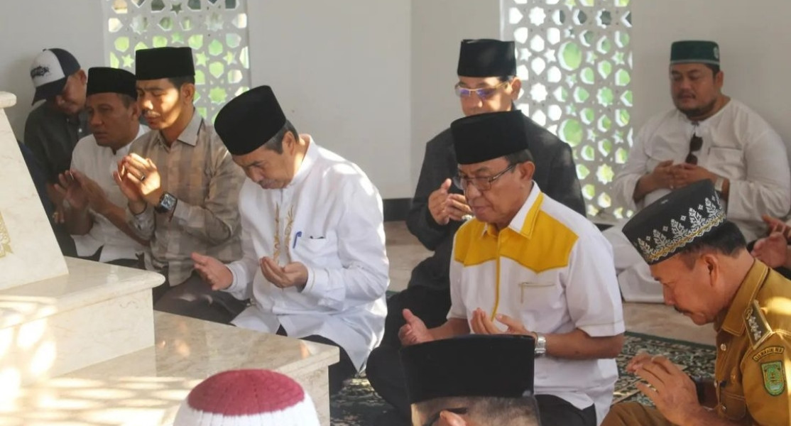 Bersama Bupati Inhil, Gubri Syamsuar Ziarah ke Makam Tuan Guru Sapat