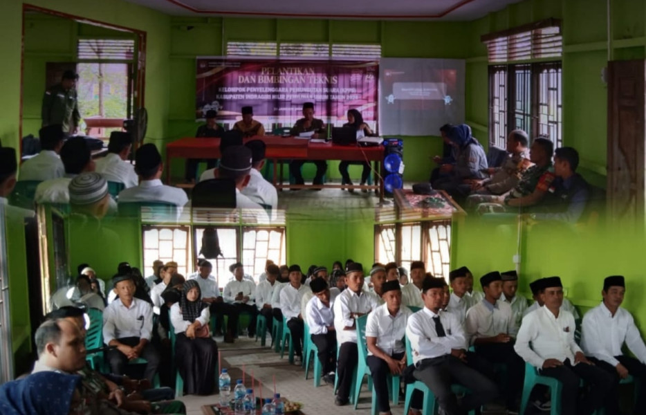 Polsek Enok Berikan Arahan Usai Dilantiknya 56 KPPS Desa Jaya Bakti