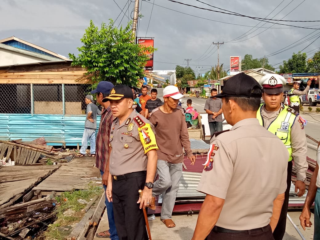 Dua Unit Rumah di Inhil Hanyut ke Sungai