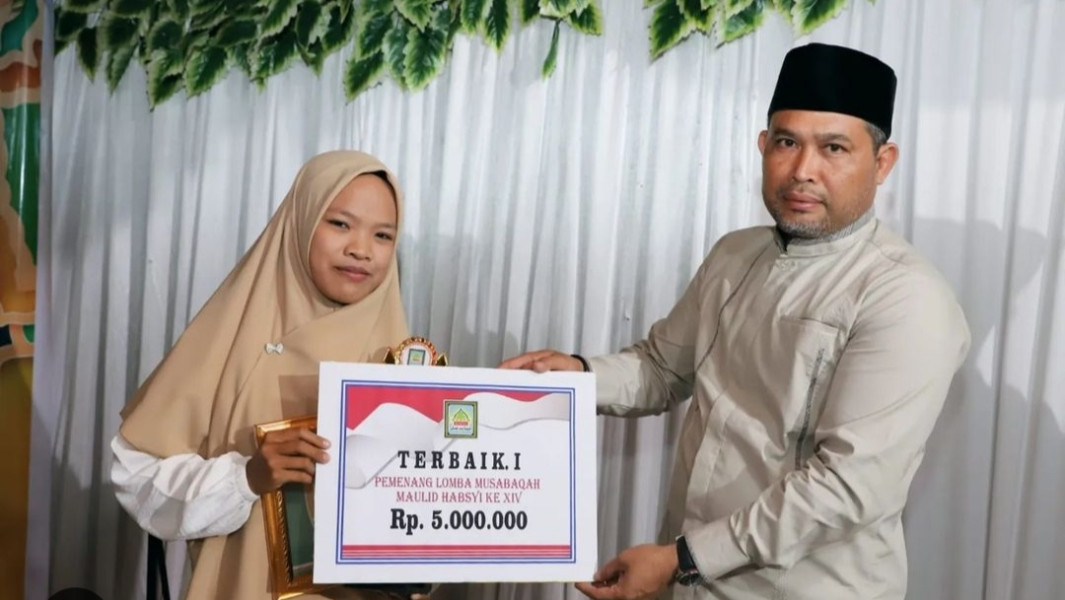 Pemkab Inhil Serahkan Penghargaan kepada Pemenang Musabagah Maulid Al-Habsyi